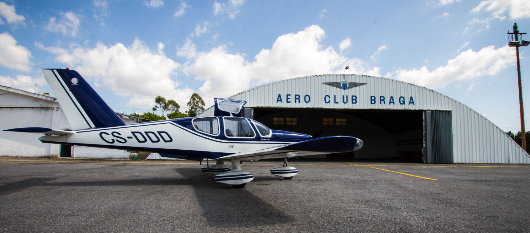 Avião sobre o céu